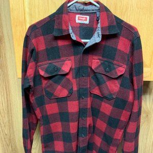 Wrangler men’s red and black buffalo plaid fleece long sleeve shirt / size S